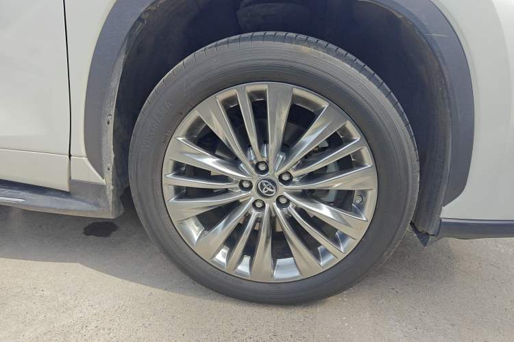 Used Toyota Highlander 2023 2.5L Smart Electric Hybrid Dual-Engine Four-Wheel Drive Prestige Version – 7 Seats Right Front Wheel Hub