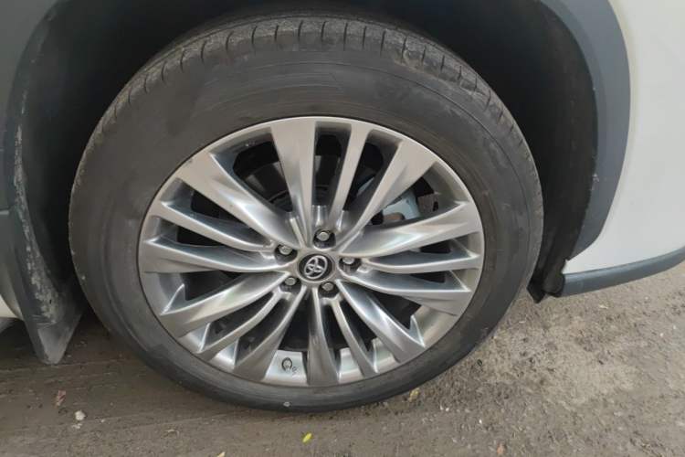 Used Toyota Highlander 2023 2.5L Smart Electric Hybrid Dual-Motor All-Wheel-Drive Luxury 7-Seater Right Front Wheel Hub