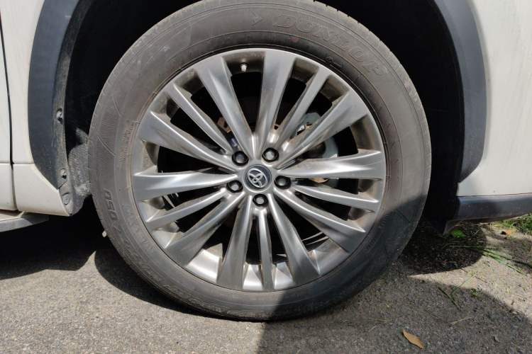 Used Toyota Highlander 2023 2.5L Smart Electric Hybrid Dual-Motor All-Wheel-Drive Supreme Edition – 7 Seats Right Front Wheel Hub
