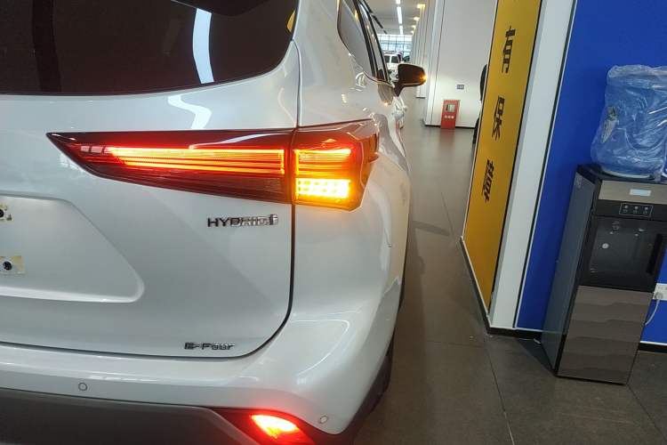 Used Toyota Highlander 2023 2.5L Smart Electric Hybrid Dual-Engine Four-Wheel Drive Prestige Version – 7 Seats Right Rear Taillight