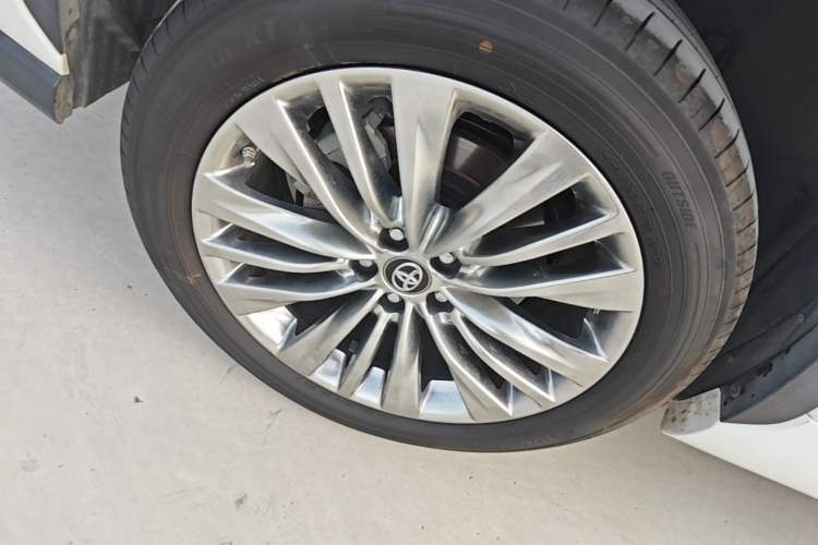 Used Toyota Highlander 2023 2.5L Smart Electric Hybrid Dual-Engine Four-Wheel Drive Prestige Version – 7 Seats Right Rear Wheel Hub