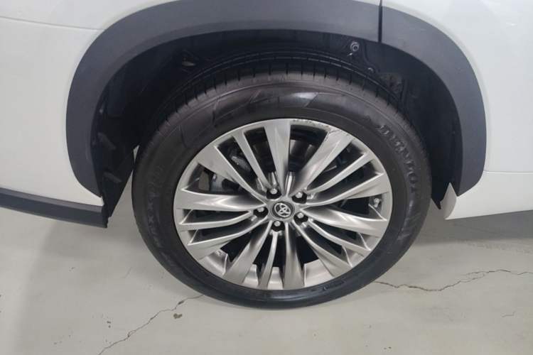 Used Toyota Highlander 2023 2.5L Smart Electric Hybrid Dual-Engine Four-Wheel Drive Prestige Version – 7 Seats Right Rear Wheel Hub
