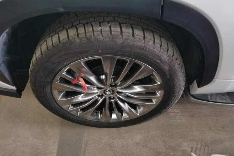 Used Toyota Highlander 2023 2.5L Smart Electric Hybrid Dual-Engine Four-Wheel Drive Prestige Version – 7 Seats Right Rear Wheel Hub