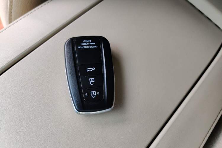 Used Toyota Highlander 2023 2.5L Smart Electric Hybrid Dual-Motor All-Wheel-Drive Supreme Edition – 7 Seats Vehicle Key