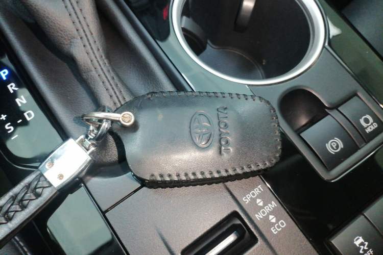 Used Toyota Highlander 2023 2.5L Smart Electric Hybrid Dual-Motor All-Wheel-Drive Luxury 7-Seater Vehicle Key