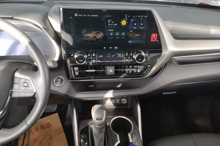 Used Toyota Highlander 2024 2.5L Smart Electric Hybrid Dual-Engine Four-Wheel Drive Prestige Version – 7 Seats Audio And AC Panel