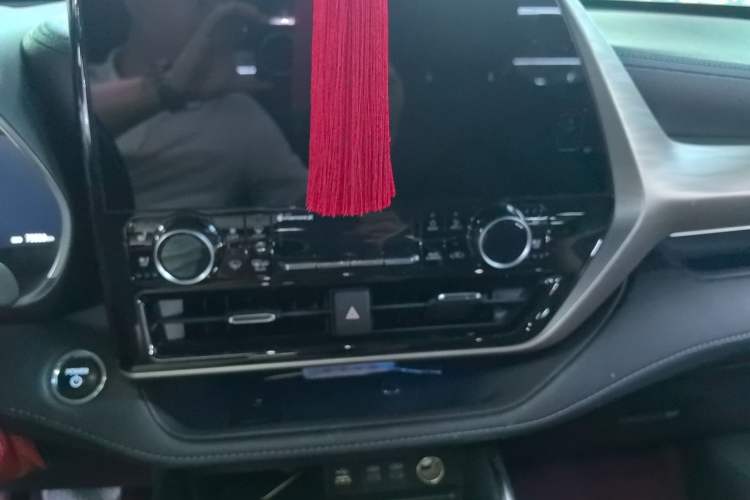 Used Toyota Highlander 2024 2.5L Smart e-Power Dual-Motor All-Wheel-Drive Supreme Edition – 7 Seats Audio And AC Panel