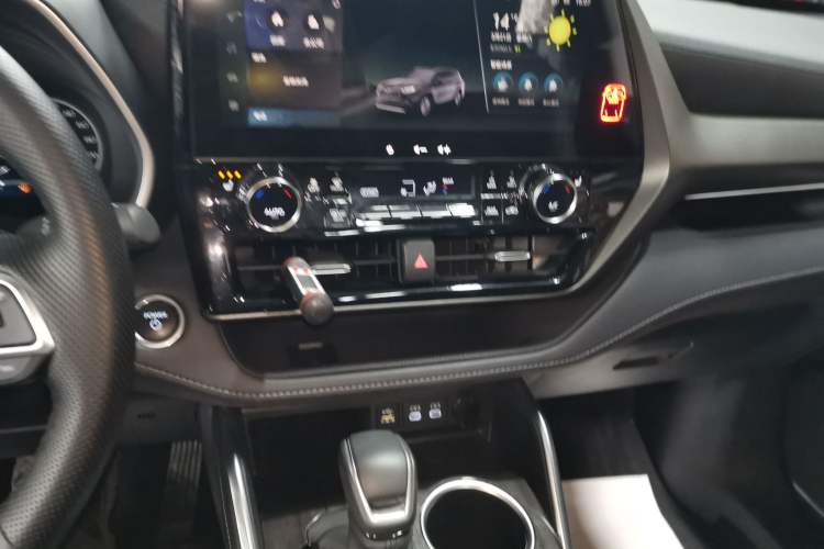Used Toyota Highlander 2024 2.5L Smart Electric Hybrid Dual-Engine Four-Wheel Drive Prestige Version – 7 Seats Audio And AC Panel