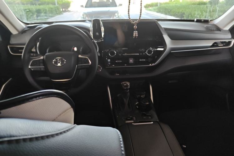 Used Toyota Highlander 2024 2.5L Smart Electric Hybrid Dual-Engine Four-Wheel Drive Prestige Version – 7 Seats Center Console