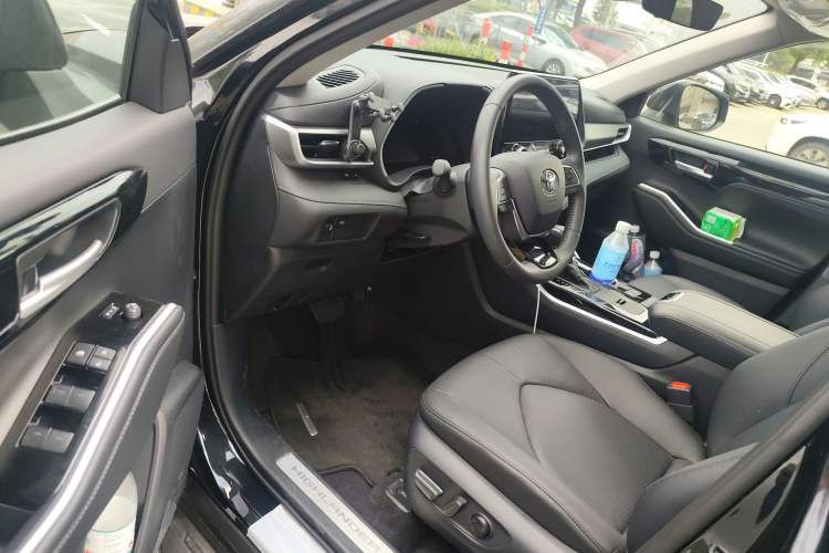 Used Toyota Highlander 2024 2.5L Smart Electric Hybrid Dual-Motor Two-Wheel Drive Luxury Version 7 Seats Driver Seat