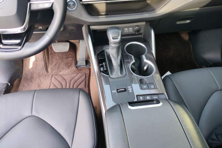 Used Toyota Highlander 2024 2.5L Smart Electric Hybrid Dual-Engine Four-Wheel Drive Prestige Version – 7 Seats Gear Lever