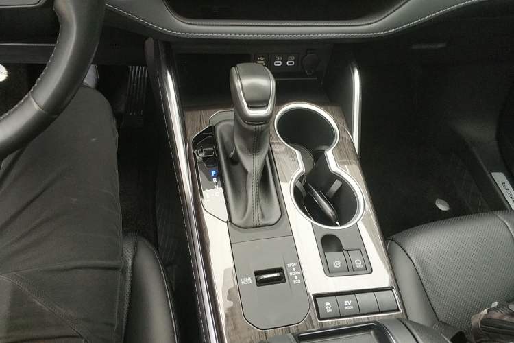 Used Toyota Highlander 2024 2.5L Smart Electric Hybrid Dual-Motor Two-Wheel-Drive Prestige Version 7 Seats Gear Lever