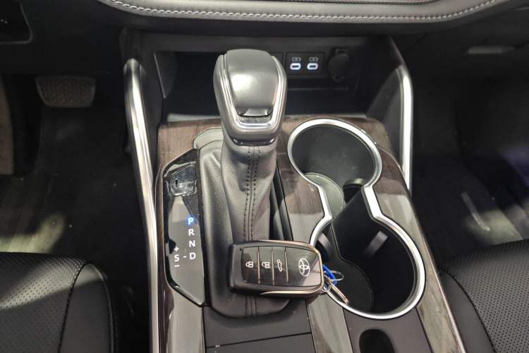 Used Toyota Highlander 2024 2.5L Smart Electric Hybrid Dual-Engine Four-Wheel Drive Prestige Version – 7 Seats Gear Lever