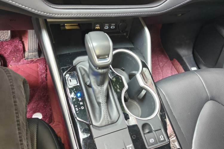 Used Toyota Highlander 2024 2.5L Smart Electric Hybrid Dual-Motor Two-Wheel Drive Luxury Version 7 Seats Gear Lever