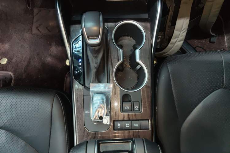 Used Toyota Highlander 2024 2.5L Smart Electric Hybrid Dual-Engine Four-Wheel Drive Prestige Version – 7 Seats Gear Lever