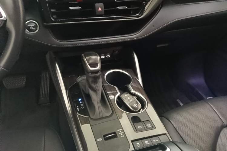 Used Toyota Highlander 2024 2.5L Smart Electric Hybrid Dual-Engine Four-Wheel Drive Prestige Version – 7 Seats Gear Lever