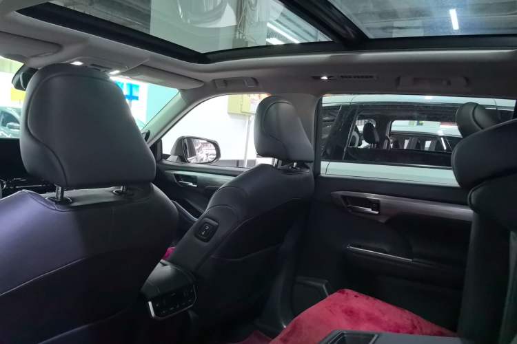Used Toyota Highlander 2024 2.5L Smart e-Power Dual-Motor All-Wheel-Drive Supreme Edition – 7 Seats Headliner
