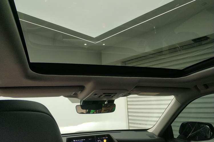 Used Toyota Highlander 2024 2.5L Smart Electric Hybrid Dual-Motor Two-Wheel-Drive Prestige Version 7 Seats Headliner