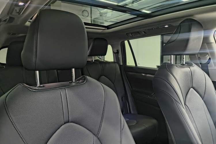 Used Toyota Highlander 2024 2.5L Smart e-Power Dual-Motor All-Wheel-Drive Supreme Edition – 7 Seats Headliner