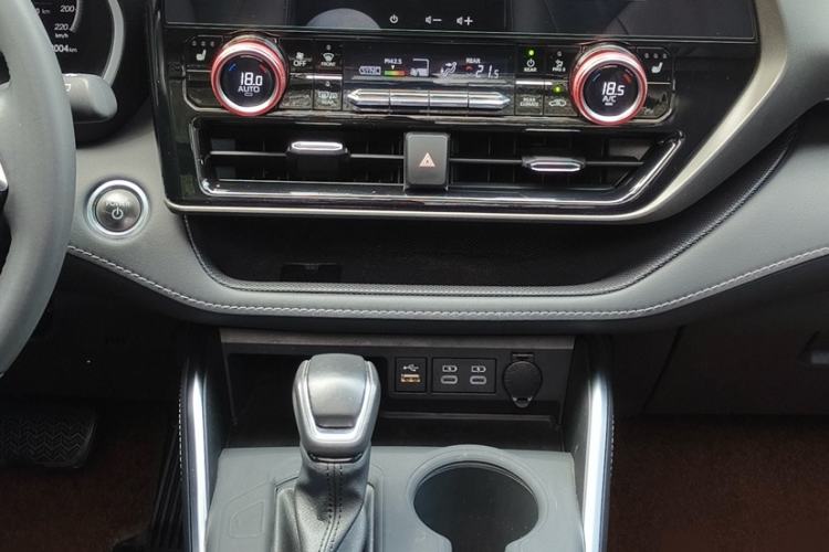 Used Toyota Highlander 2024 2.5L Smart Electric Hybrid Dual-Engine Four-Wheel Drive Prestige Version – 7 Seats Interior 1