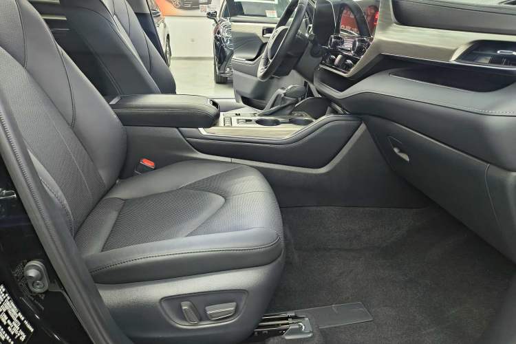 Used Toyota Highlander 2024 2.5L Smart e-Power Dual-Motor All-Wheel-Drive Supreme Edition – 7 Seats Interior 10