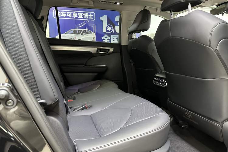 Used Toyota Highlander 2024 2.5L Smart e-Power Dual-Motor All-Wheel-Drive Supreme Edition – 7 Seats Interior 12