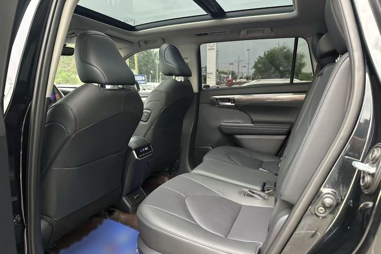 Used Toyota Highlander 2024 2.5L Smart Electric Hybrid Dual-Engine Four-Wheel Drive Prestige Version – 7 Seats Interior 2