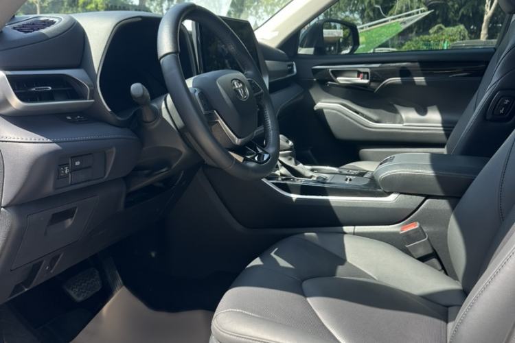 Used Toyota Highlander 2024 2.5L Smart Electric Hybrid Dual-Motor All-Wheel-Drive Luxury 7-Seater Interior 2