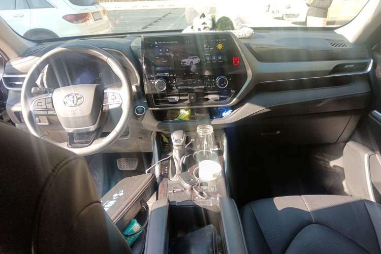 Used Toyota Highlander 2024 2.5L Smart Electric Hybrid Dual-Engine Four-Wheel Drive Prestige Version – 7 Seats Interior 2