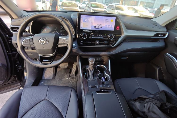 Used Toyota Highlander 2024 2.5L Smart Electric Hybrid Dual-Engine Four-Wheel Drive Prestige Version – 7 Seats Interior 2
