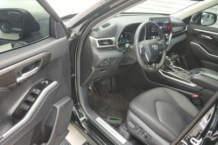 Used Toyota Highlander 2024 2.5L Smart Electric Hybrid Dual-Motor Two-Wheel-Drive Prestige Version 7 Seats Interior 3
