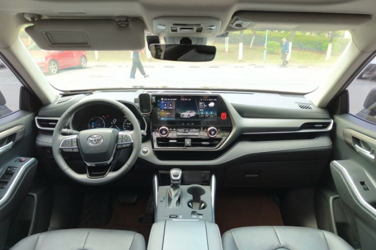 Used Toyota Highlander 2024 2.5L Smart Electric Hybrid Dual-Engine Four-Wheel Drive Prestige Version – 7 Seats Interior 3