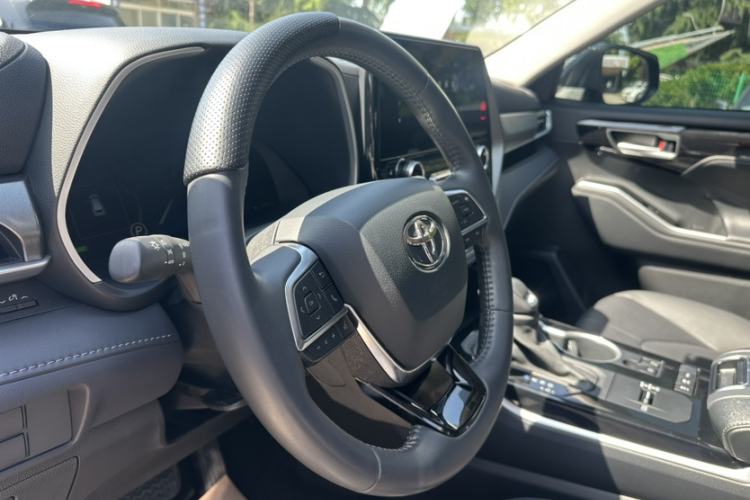 Used Toyota Highlander 2024 2.5L Smart Electric Hybrid Dual-Motor All-Wheel-Drive Luxury 7-Seater Interior 3