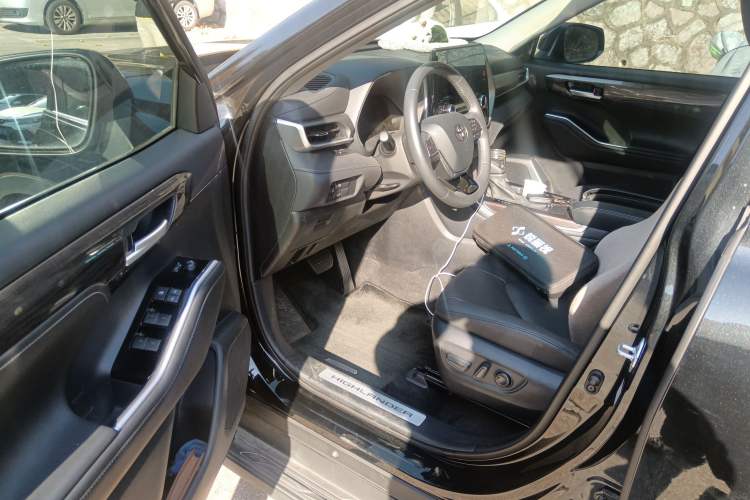 Used Toyota Highlander 2024 2.5L Smart Electric Hybrid Dual-Engine Four-Wheel Drive Prestige Version – 7 Seats Interior 3
