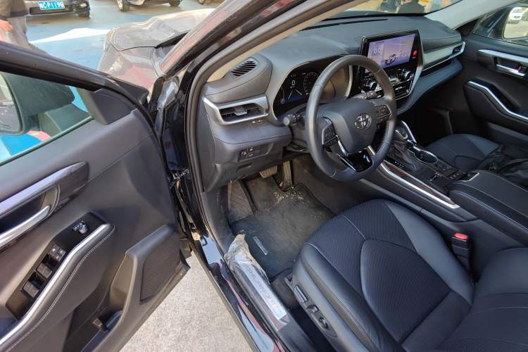 Used Toyota Highlander 2024 2.5L Smart Electric Hybrid Dual-Engine Four-Wheel Drive Prestige Version – 7 Seats Interior 3