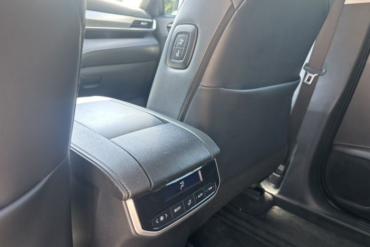 Used Toyota Highlander 2024 2.5L Smart Electric Hybrid Dual-Motor All-Wheel-Drive Luxury 7-Seater Interior 4