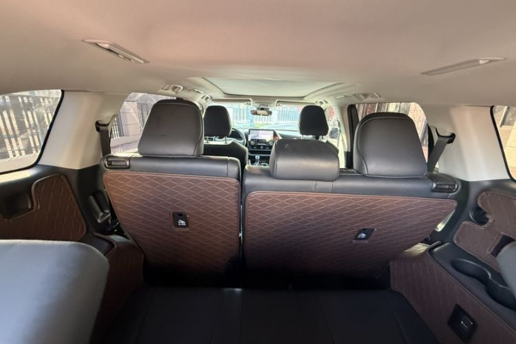 Used Toyota Highlander 2024 2.5L Smart Electric Hybrid Dual-Engine Four-Wheel Drive Prestige Version – 7 Seats Interior 4