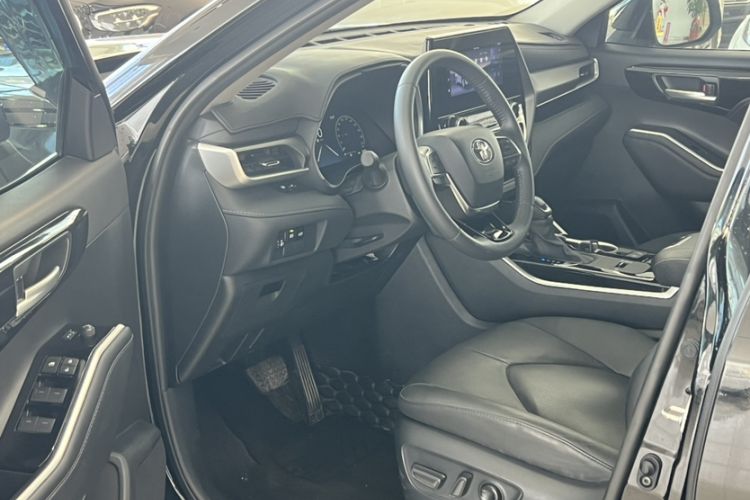 Used Toyota Highlander 2024 2.5L Smart Electric Hybrid Dual-Motor Two-Wheel Drive Luxury Version 7 Seats Interior 4