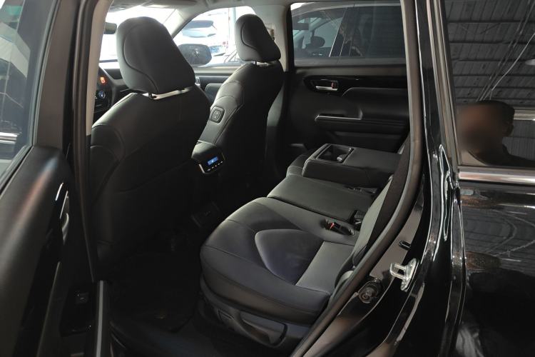 Used Toyota Highlander 2024 2.5L Smart Electric Hybrid Dual-Motor Two-Wheel Drive Luxury Version 7 Seats Interior 4