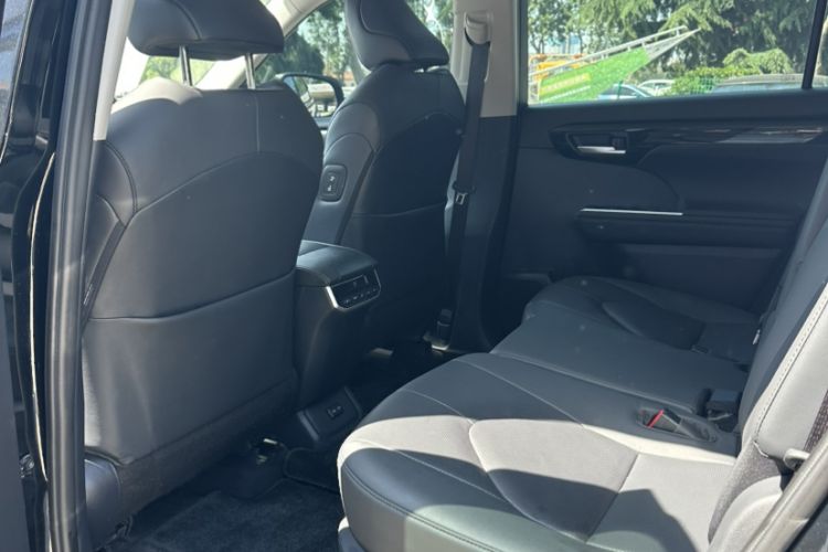 Used Toyota Highlander 2024 2.5L Smart Electric Hybrid Dual-Motor All-Wheel-Drive Luxury 7-Seater Interior 5