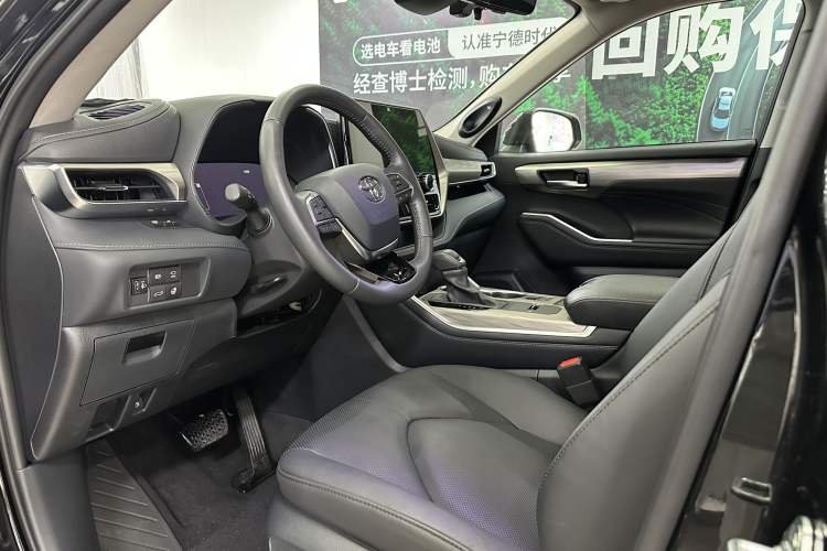 Used Toyota Highlander 2024 2.5L Smart e-Power Dual-Motor All-Wheel-Drive Supreme Edition – 7 Seats Interior 5