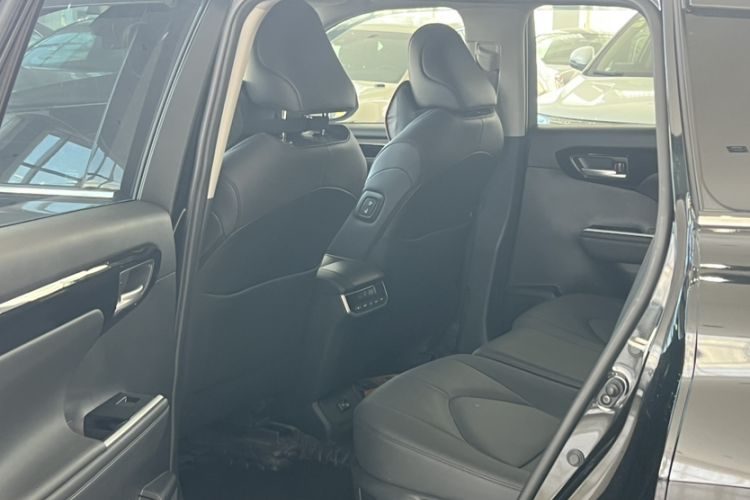 Used Toyota Highlander 2024 2.5L Smart Electric Hybrid Dual-Motor Two-Wheel Drive Luxury Version 7 Seats Interior 5