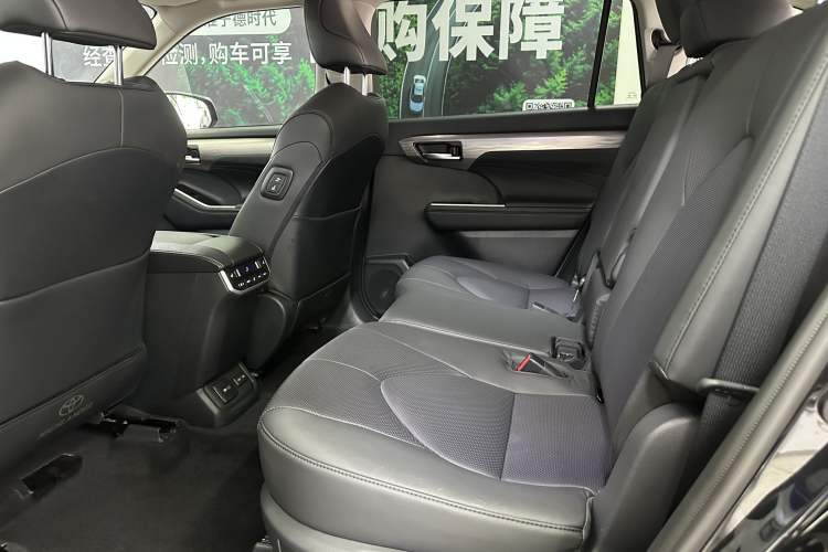 Used Toyota Highlander 2024 2.5L Smart e-Power Dual-Motor All-Wheel-Drive Supreme Edition – 7 Seats Interior 6