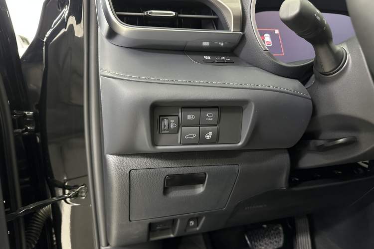 Used Toyota Highlander 2024 2.5L Smart e-Power Dual-Motor All-Wheel-Drive Supreme Edition – 7 Seats Interior 9