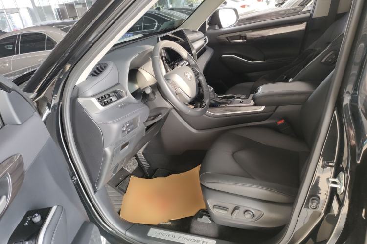 Used Toyota Highlander 2024 2.5L Smart Electric Hybrid Dual-Engine Four-Wheel Drive Prestige Version – 7 Seats Left Front Seat