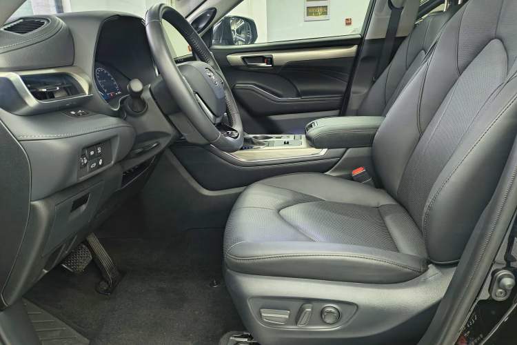 Used Toyota Highlander 2024 2.5L Smart e-Power Dual-Motor All-Wheel-Drive Supreme Edition – 7 Seats Left Front Seat