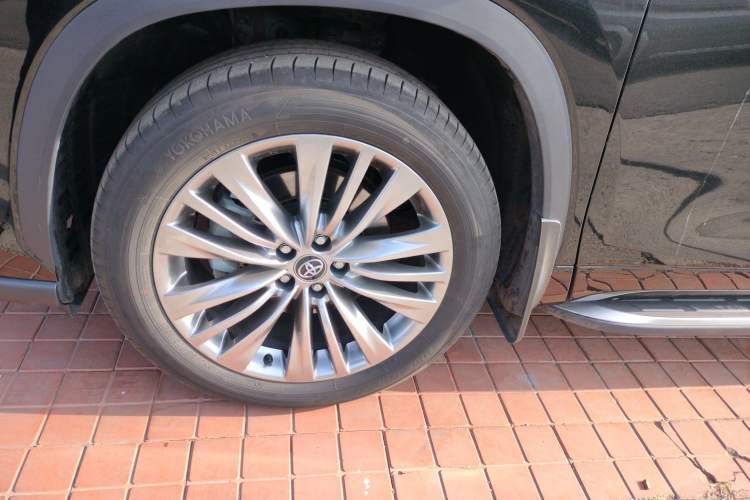 Used Toyota Highlander 2024 2.5L Smart Electric Hybrid Dual-Engine Four-Wheel Drive Prestige Version – 7 Seats Left Front Wheel Hub