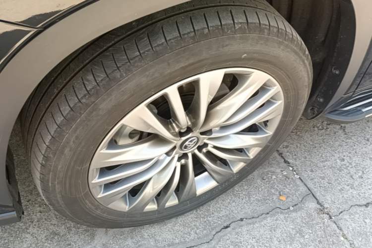Used Toyota Highlander 2024 2.5L Smart Electric Hybrid Dual-Motor All-Wheel-Drive Luxury 7-Seater Left Front Wheel Hub