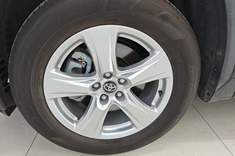 Used Toyota Highlander 2024 2.5L Smart Electric Hybrid Dual-Engine Two-Wheel Drive Elite Version 7 Seats Left Front Wheel Hub
