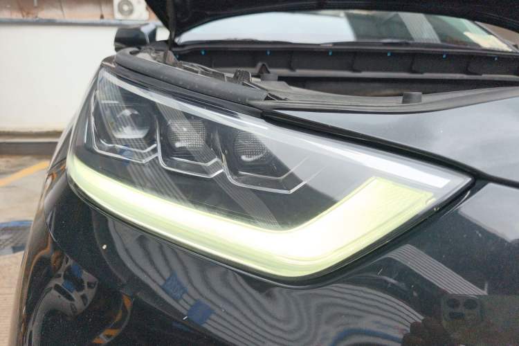 Used Toyota Highlander 2024 2.5L Smart Electric Hybrid Dual-Engine Four-Wheel Drive Prestige Version – 7 Seats Right Front Headlight